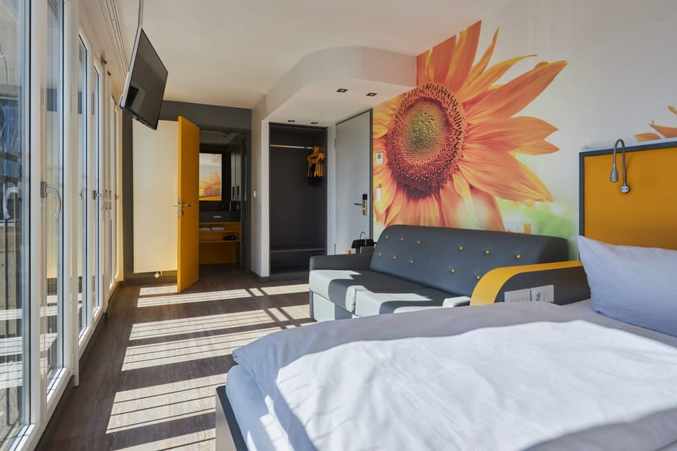 Desk, soundproofing, free WiFi, bed sheets