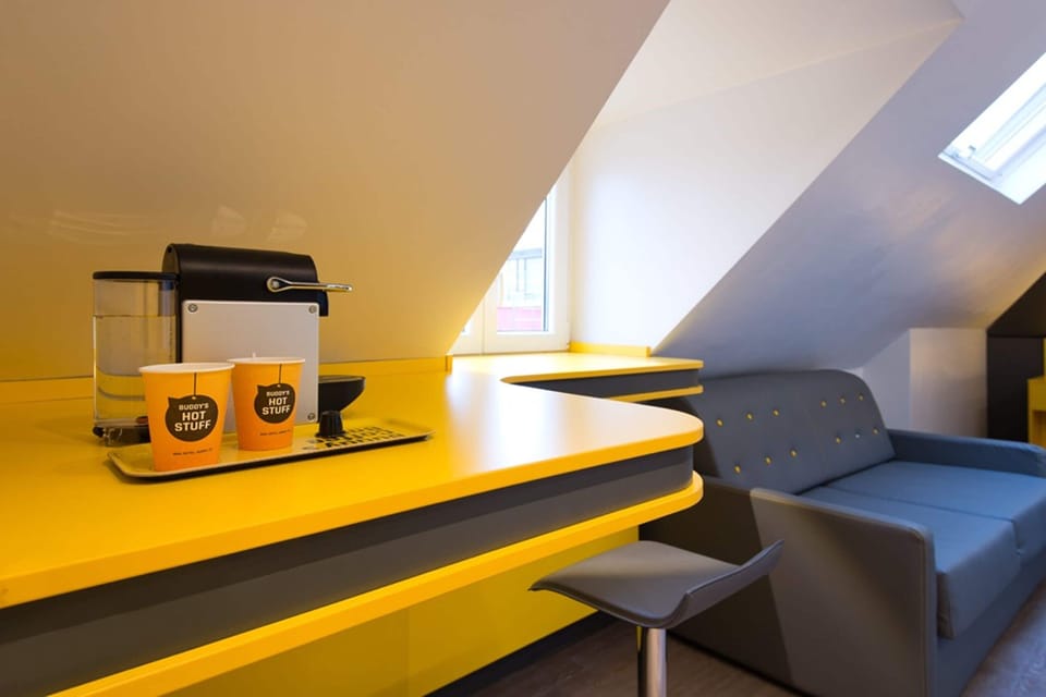Desk, soundproofing, free WiFi, bed sheets