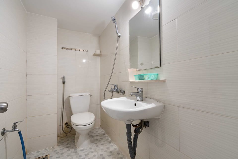 Superior Double Room | Bathroom | Shower, rainfall showerhead, free toiletries, towels