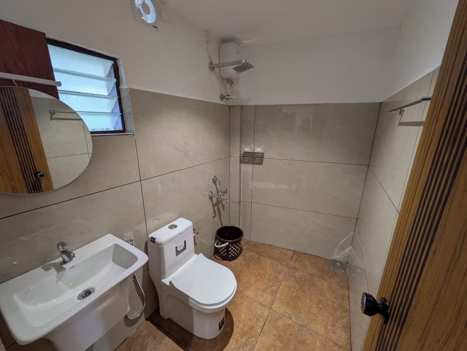 Classic Room | Bathroom | Free toiletries, towels, soap