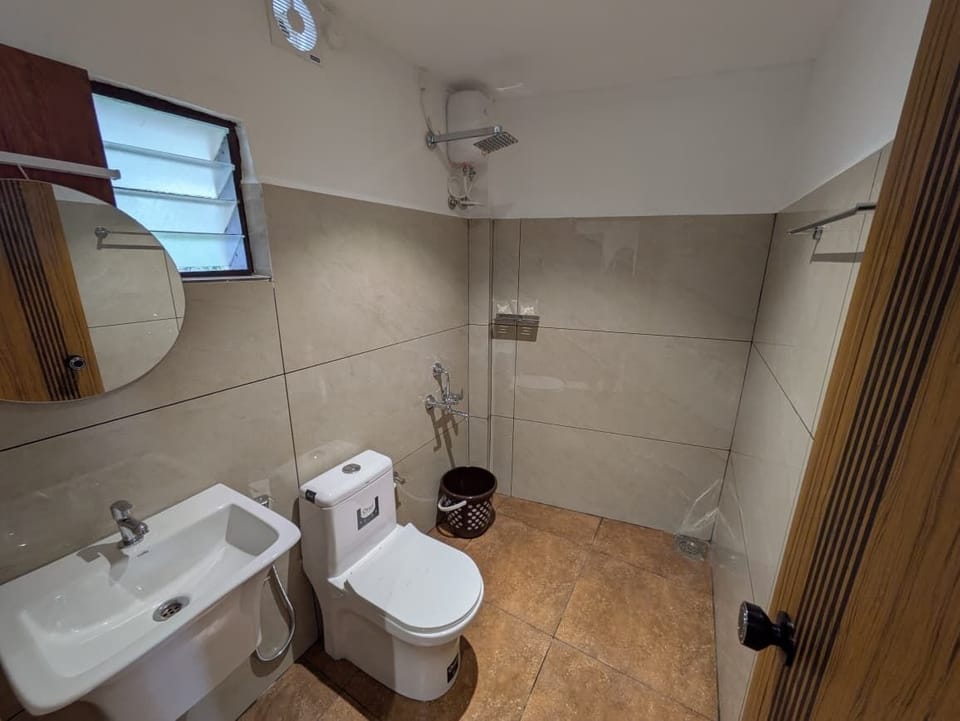 Classic Room | Bathroom | Free toiletries, towels, soap