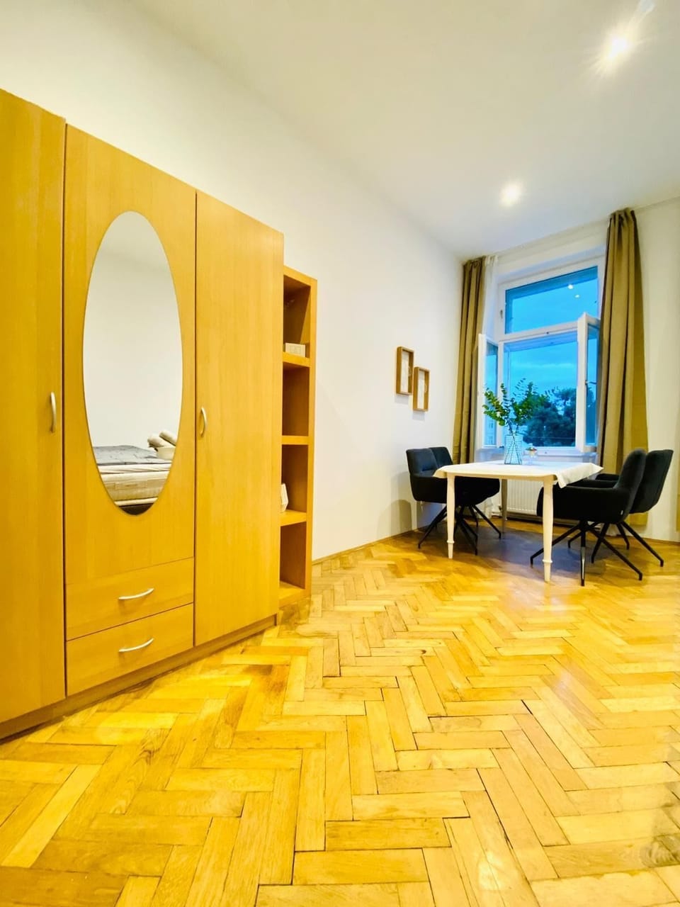 Basic Apartment | Iron/ironing board (on request)