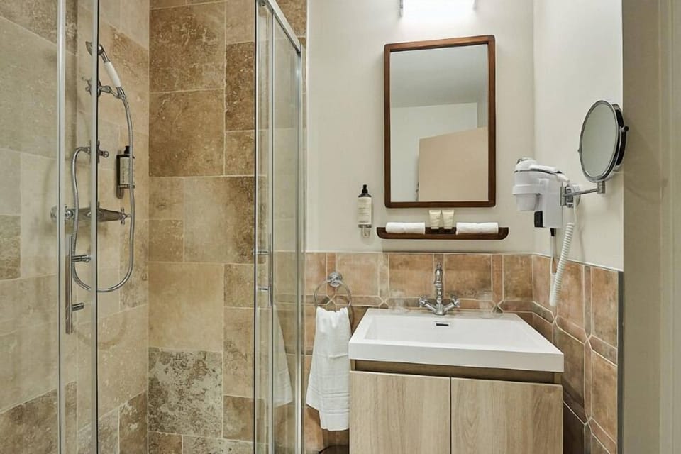 Shower, hair dryer, towels