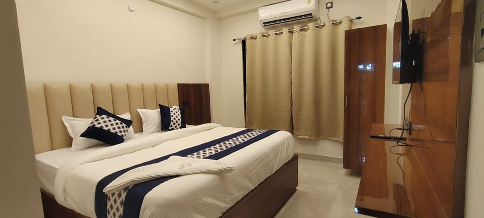 Deluxe Double Room, City View | Desk, laptop workspace, free WiFi