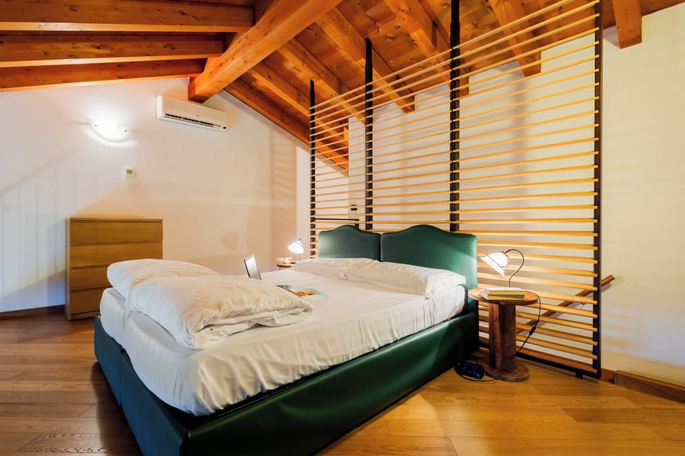 Duplex | Premium bedding, down comforters, cribs/infant beds, free WiFi