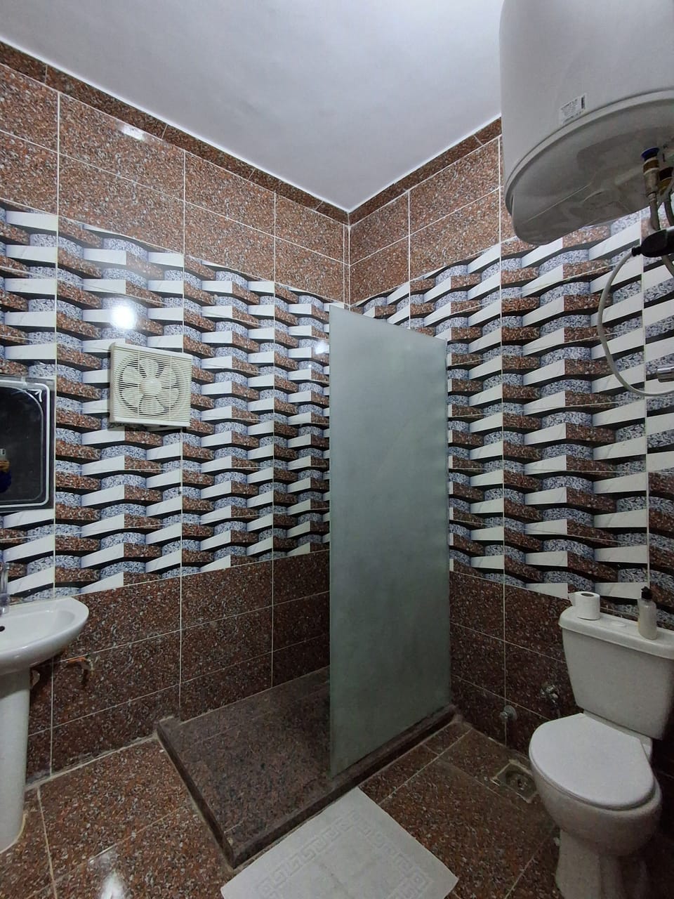 Basic Room | Bathroom | Hair dryer, towels, soap, shampoo
