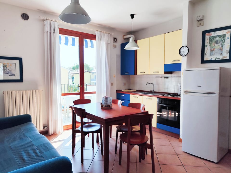 Apartment, 2 Bedrooms, Balcony, City View | Dining room