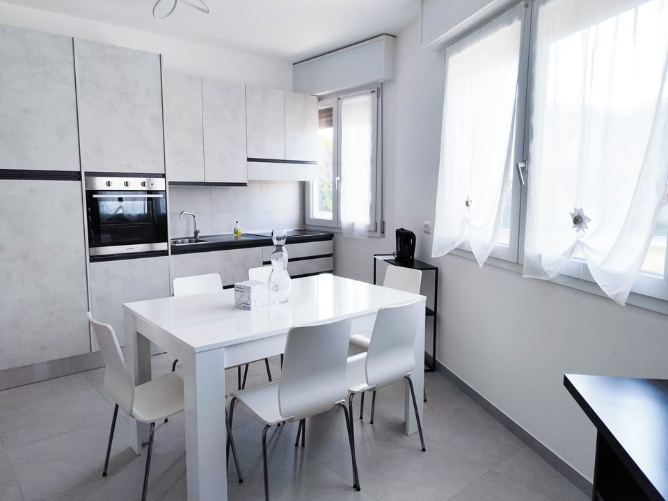 Apartment, 2 Bedrooms, City View | Dining room