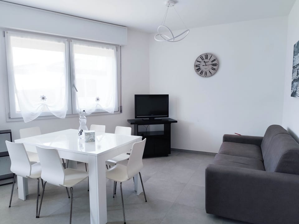 Apartment, 2 Bedrooms, City View | Dining room
