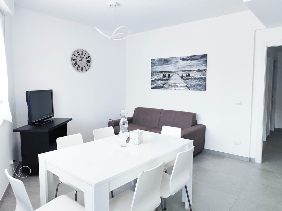 Apartment, 2 Bedrooms, City View | Dining room