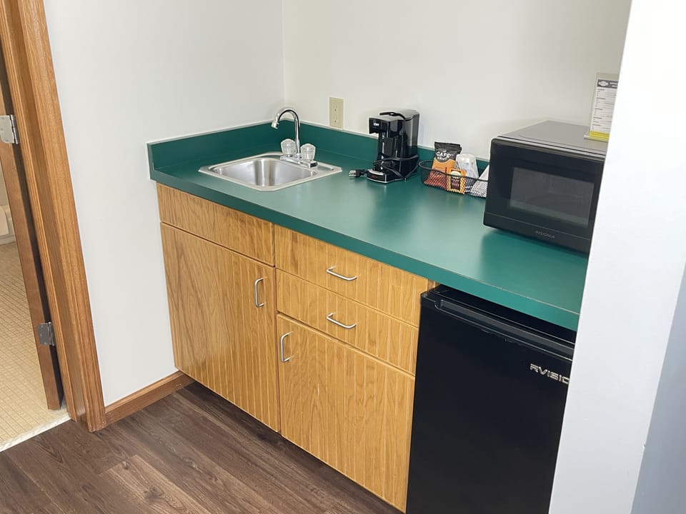 Suite, 1 King Bed with Sofa bed, Kitchenette | Private kitchenette | Fridge, microwave, coffee/tea maker