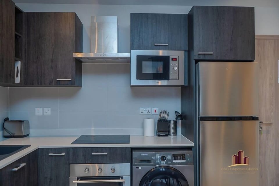 Comfort Studio, City View | Private kitchen | Mini-fridge, microwave, oven, stovetop