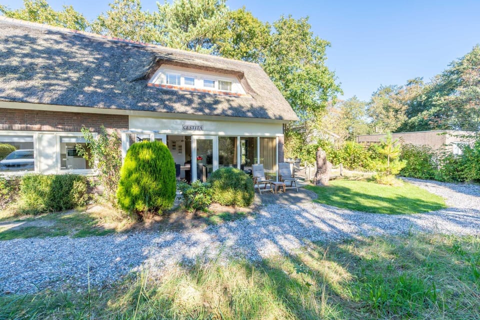 Very Tastefully Furnished Country House for 4 People House in De Koog