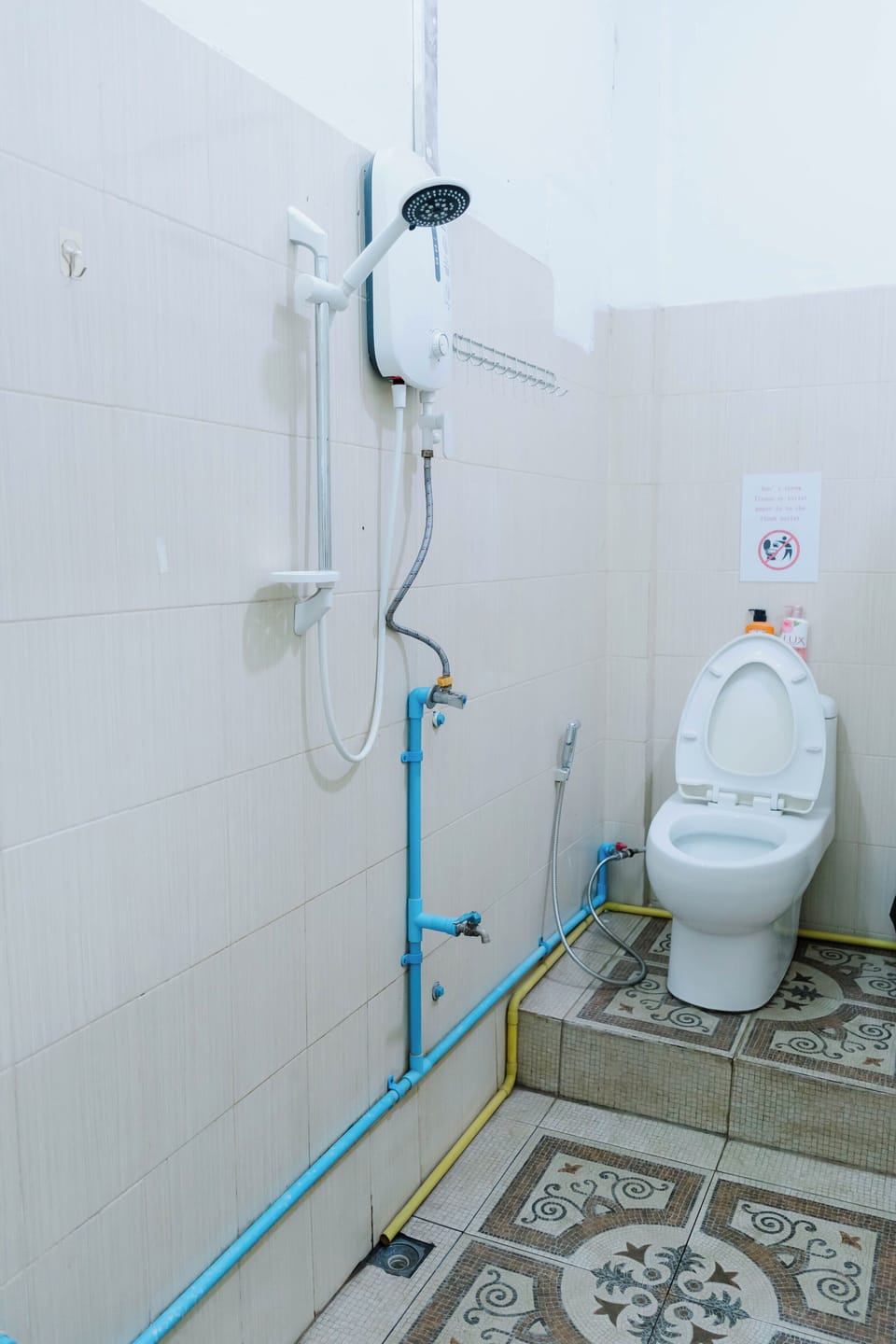 Basic Shared Dormitory, Mixed Dorm | Bathroom | Hair dryer, towels, soap, shampoo