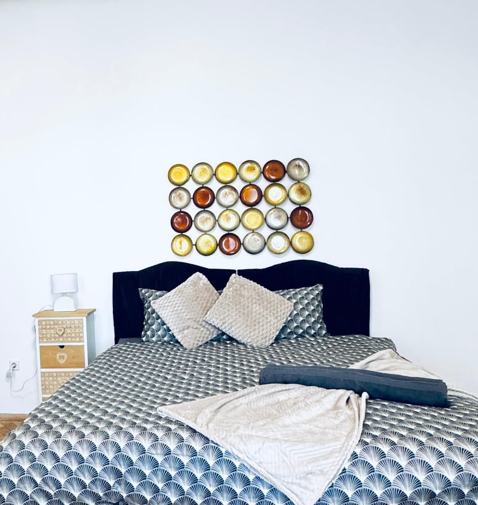 Basic Apartment | Iron/ironing board (on request)