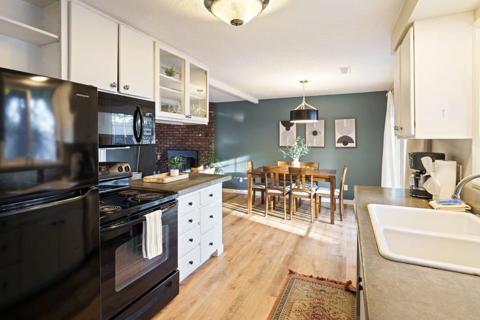 House, 3 Bedrooms | Private kitchen | Coffee/tea maker, fridge, oven, toaster