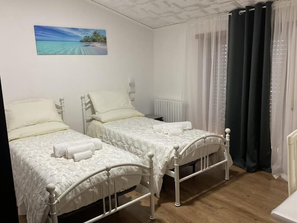 Comfort Twin Room, Courtyard View | Blackout drapes, iron/ironing board, WiFi (free)