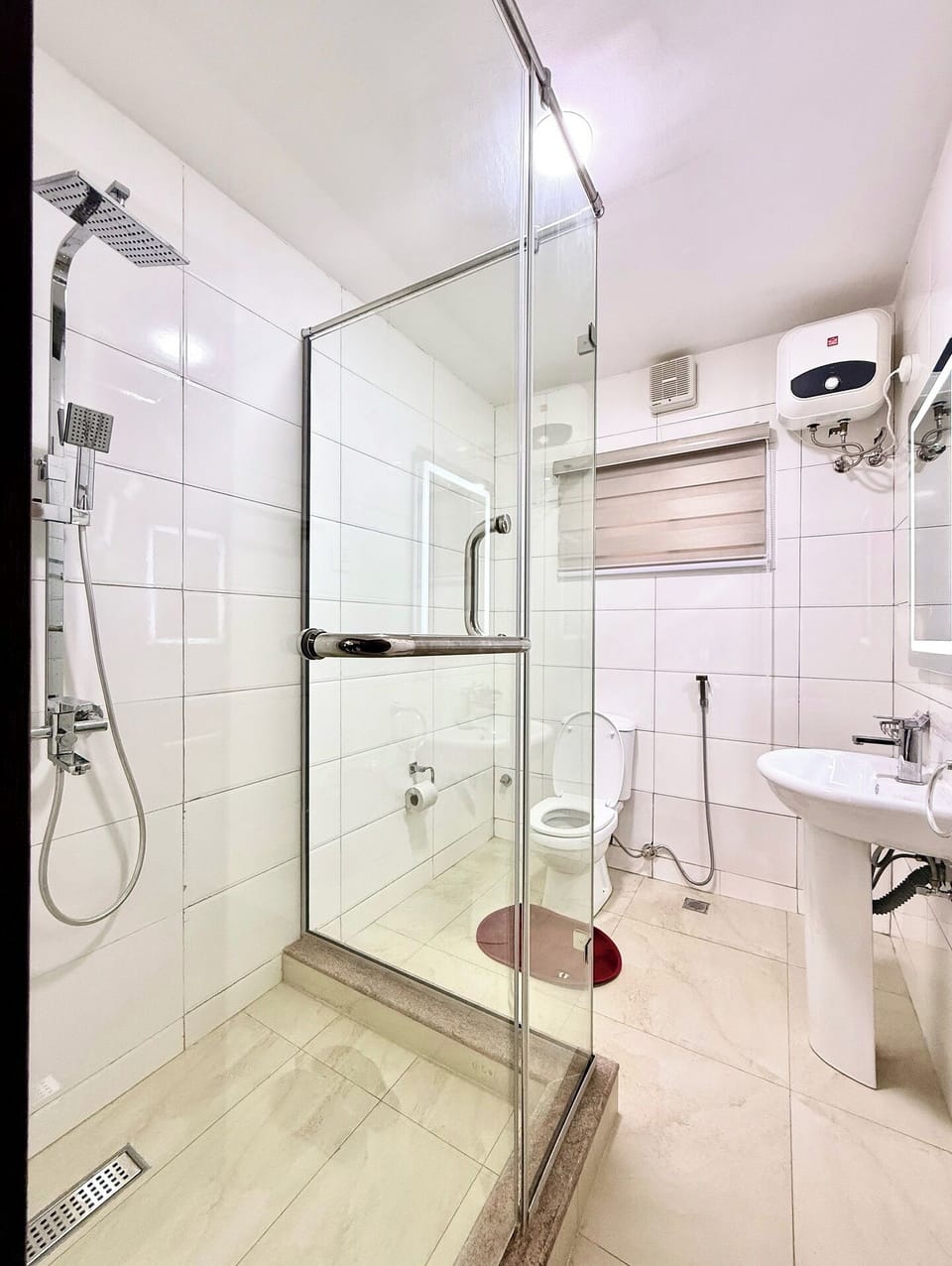 Junior Room, Balcony, City View | Bathroom | Free toiletries, hair dryer, towels, soap