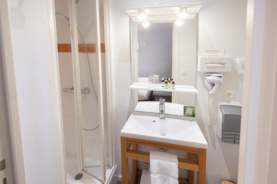 In-room safe, soundproofing, iron/ironing board, free WiFi