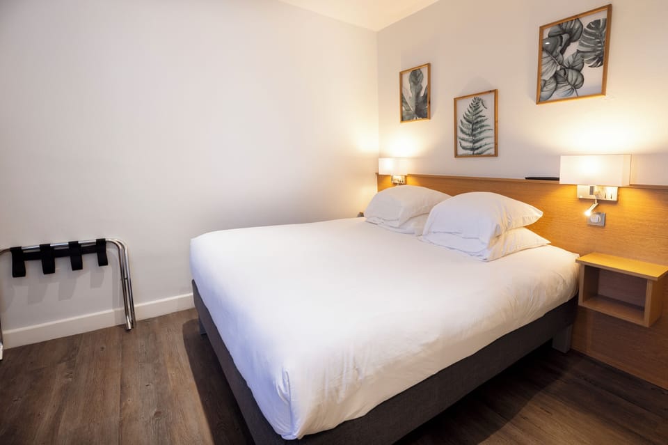 In-room safe, soundproofing, iron/ironing board, free WiFi