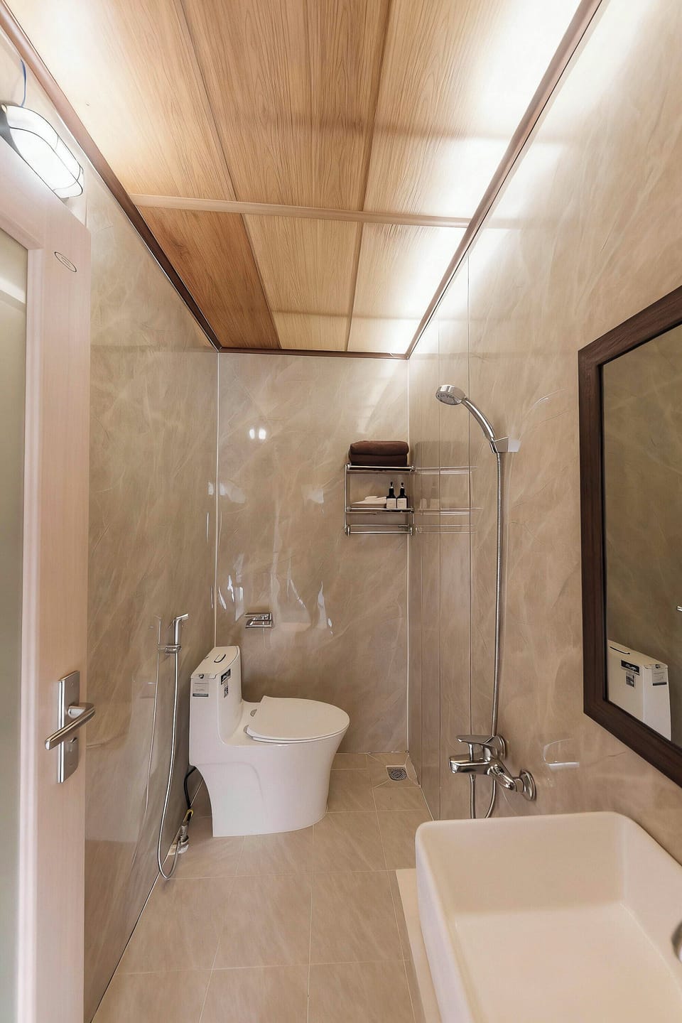 Standard Quadruple Room | Bathroom | Shower, hair dryer, towels, soap