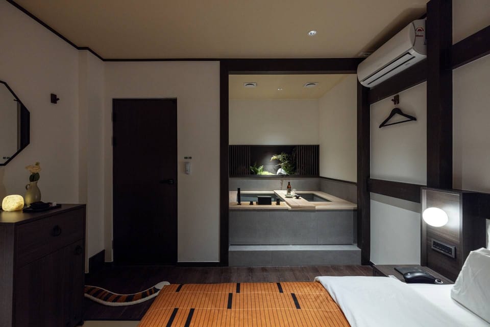 Signature Spa Tatami | Premium bedding, individually decorated, individually furnished, desk