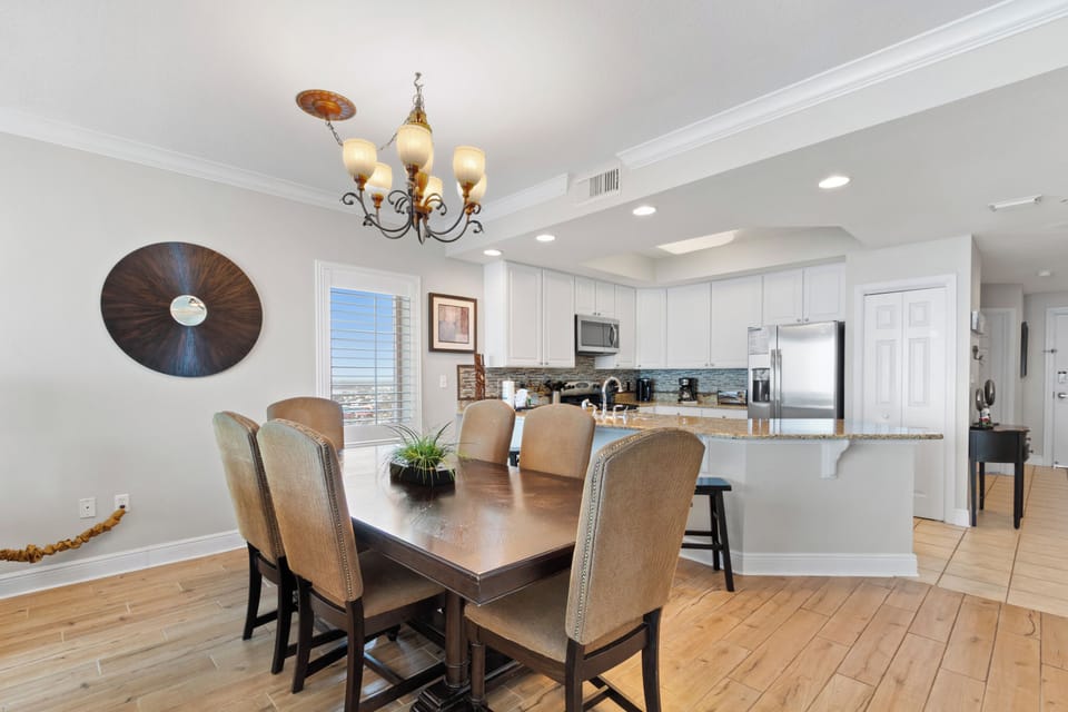 Signature Condo, 3 Bedrooms, Balcony, Beach View | In-room dining
