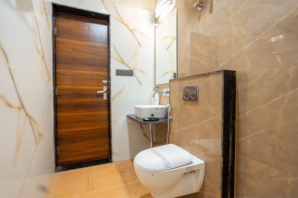 Executive Double Room, Balcony, City View | Bathroom | Free toiletries, towels, soap, shampoo
