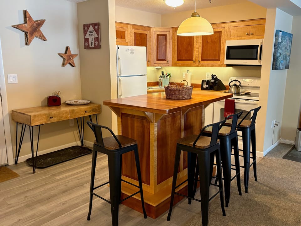 Condo, 1 Bedroom | Private kitchen | Fridge, oven, coffee/tea maker, toaster