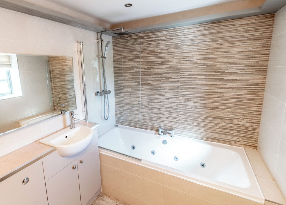 Superior Double Room, Courtyard View | Bathroom | Shower, towels, soap, shampoo