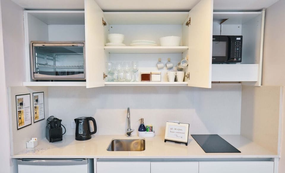 Studio | Private kitchen | Full-size fridge, microwave, oven, cookware/dishes/utensils