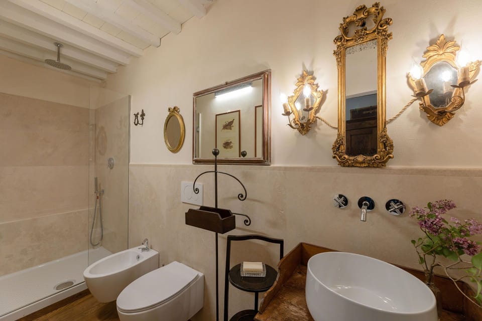 Shower, bidet, towels