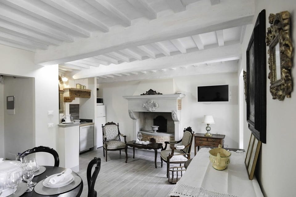 Apartment (2 Bedrooms) | Living room | Fireplace