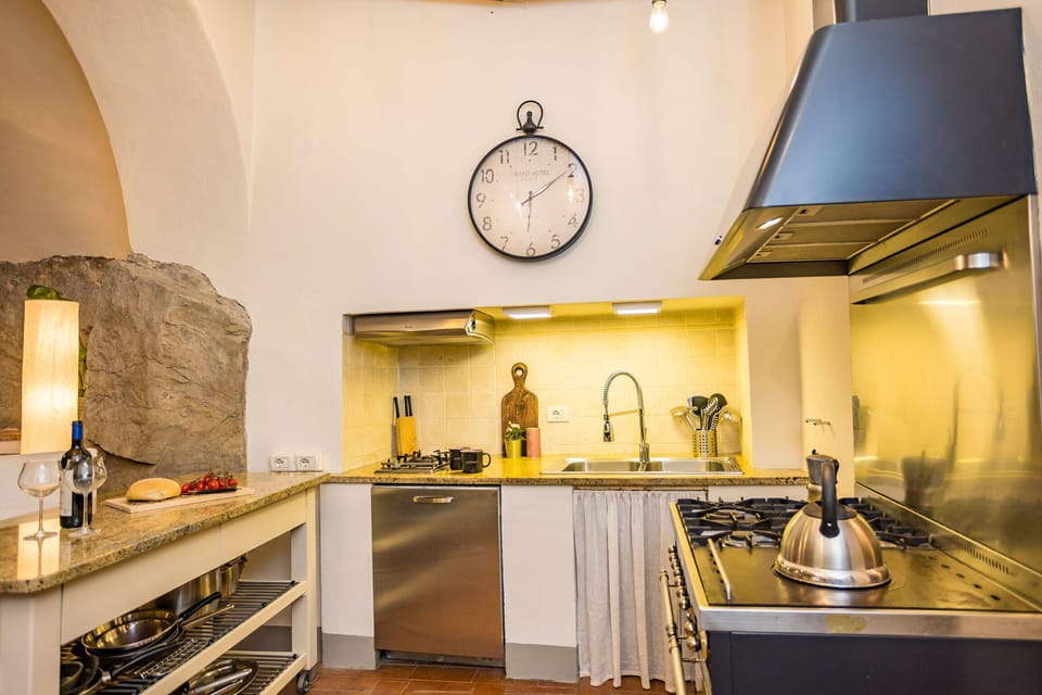 Apartment (4 Bedrooms) | In-room dining