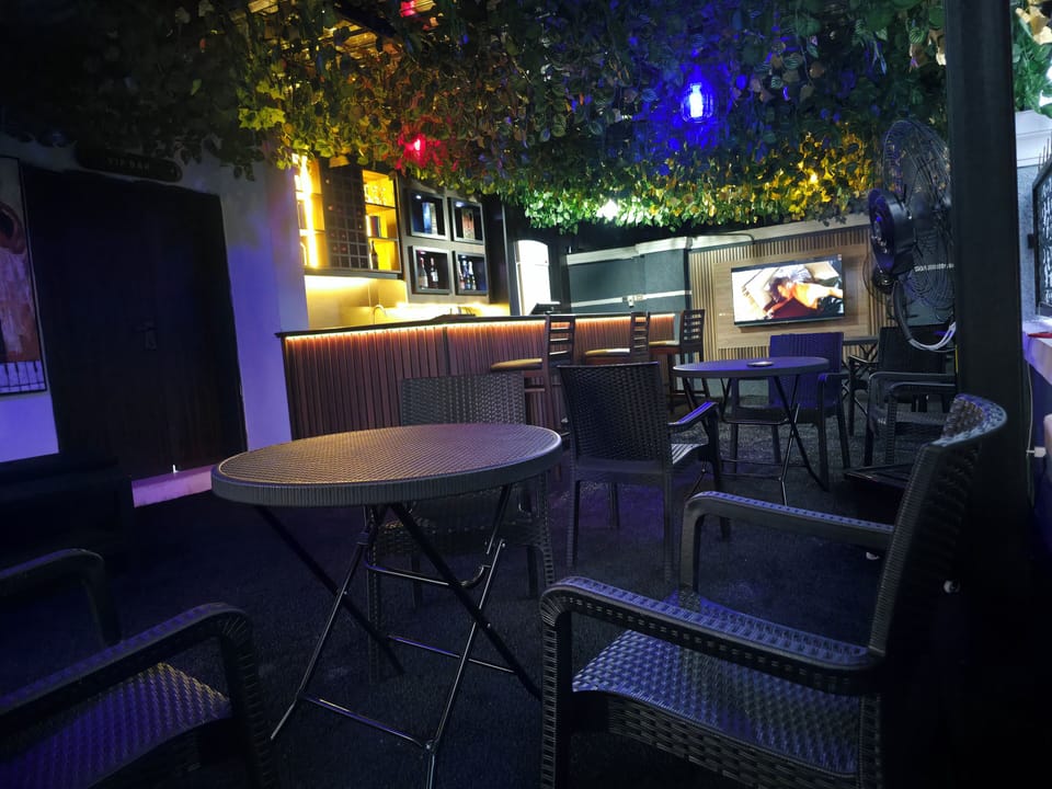 2 bars/lounges