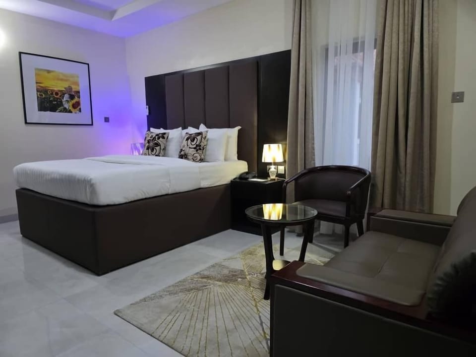 Luxury Triple Room | Frette Italian sheets, premium bedding, Tempur-Pedic beds, desk