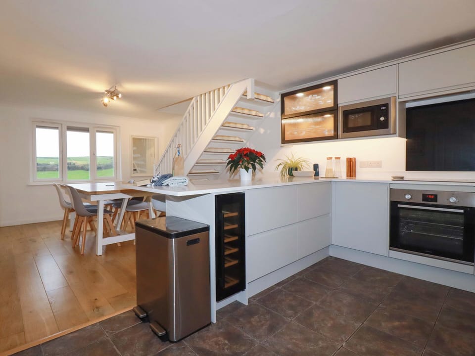 Fridge, microwave, dishwasher, cookware/dishes/utensils