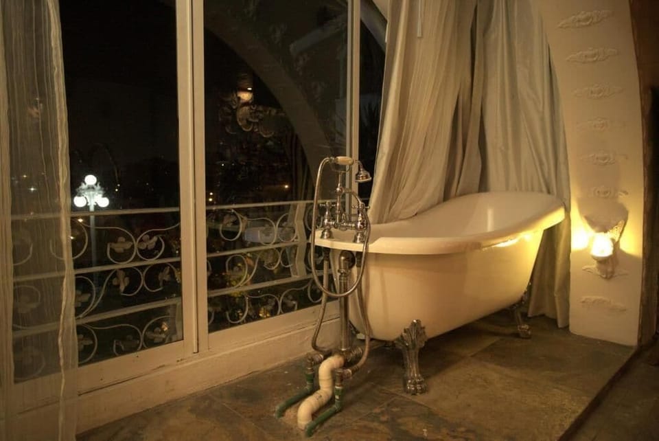 Puebla | Bathroom | Towels, soap, shampoo, toilet paper