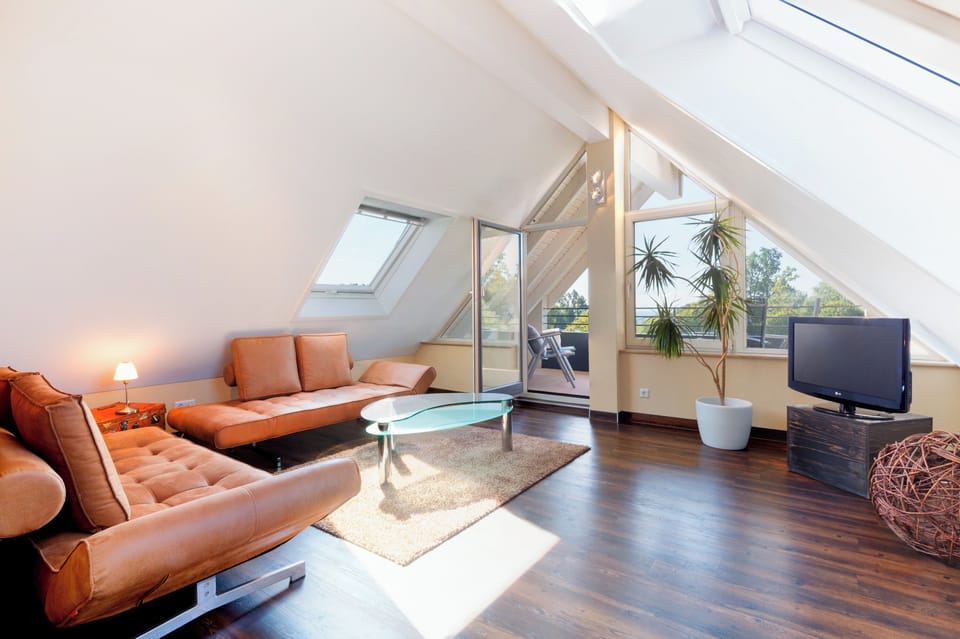 Gallery Studio, Lake View | Hypo-allergenic bedding available, in-room safe, desk, WiFi (free)