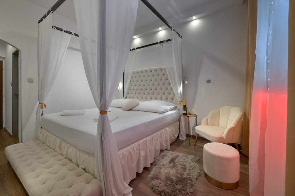 Glamour double with free pool access | Hypo-allergenic bedding, in-room safe, blackout drapes, soundproofing