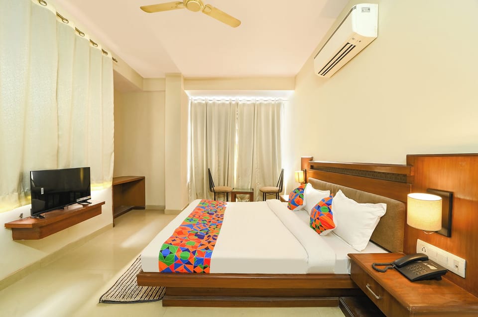 Egyptian cotton sheets, premium bedding, desk, WiFi (free)