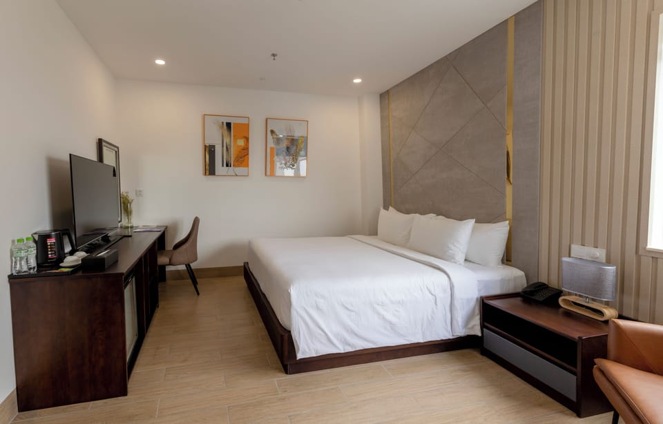 Basic Double or Twin Room, City View | Desk