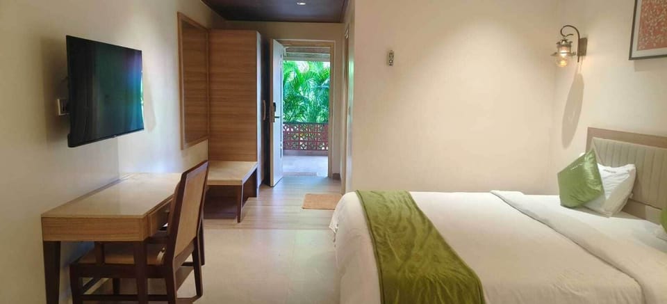 Deluxe Room | Egyptian cotton sheets, premium bedding, in-room safe, desk