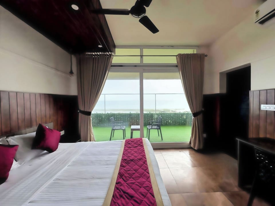 Ground Floor - Sea View Deluxe Room | Desk, laptop workspace, blackout drapes, soundproofing