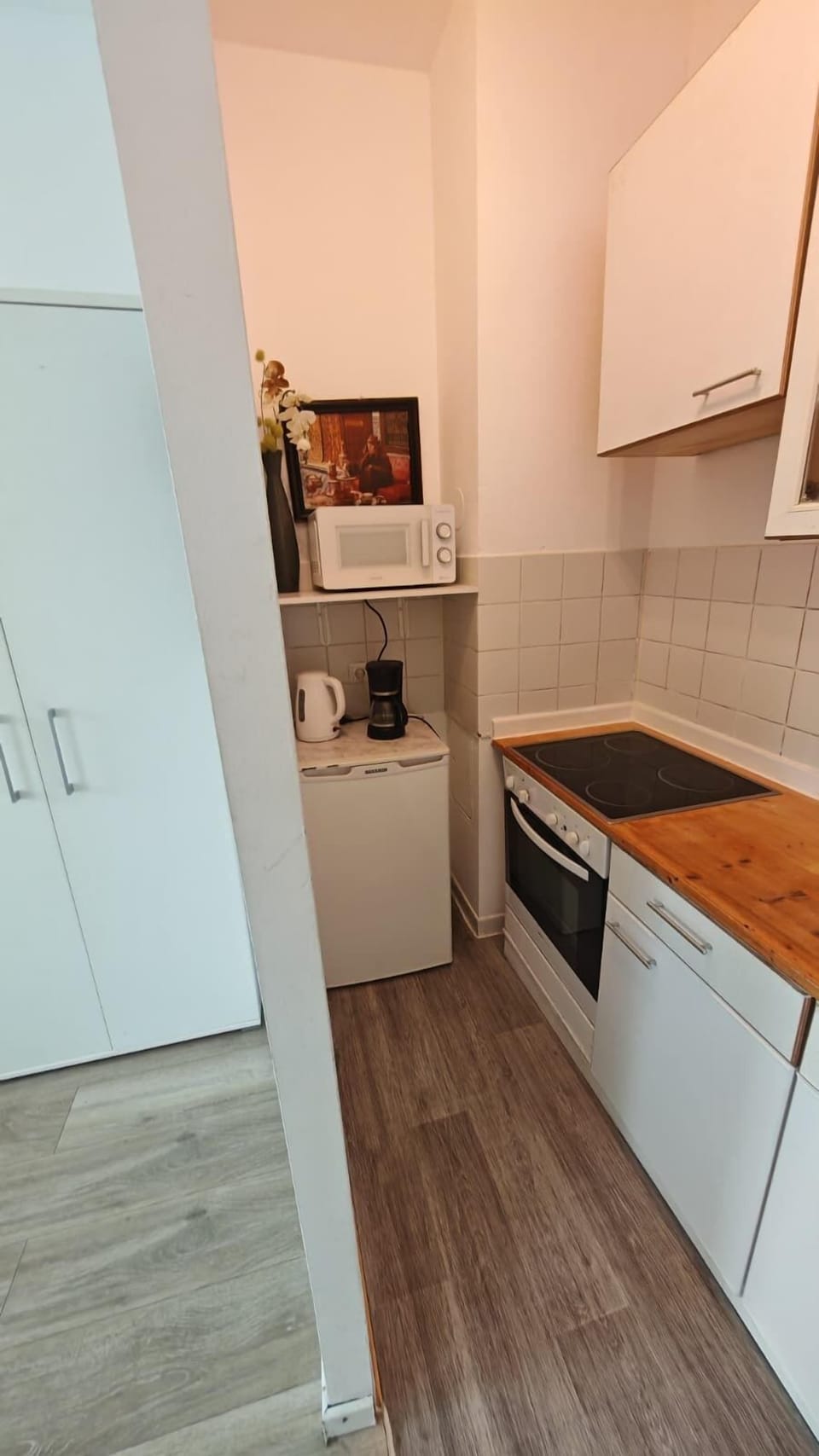 Basic Apartment | Private kitchen | Mini-fridge, microwave, oven, stovetop