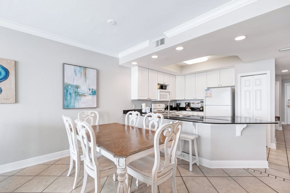 Classic Condo, 3 Bedrooms, Pool Access, Beach View | In-room dining