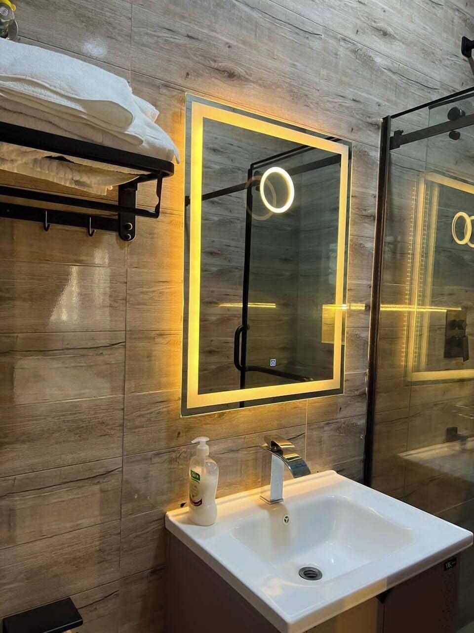 Deluxe Room, Balcony, City View | Bathroom | Hair dryer, towels, soap, shampoo