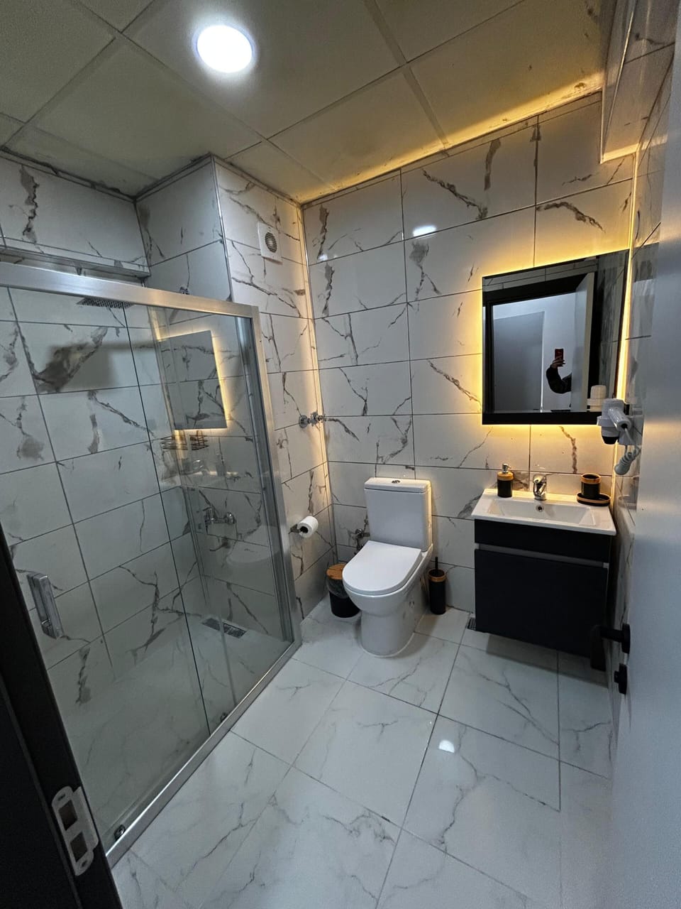 Combined shower/tub, hair dryer, slippers, towels
