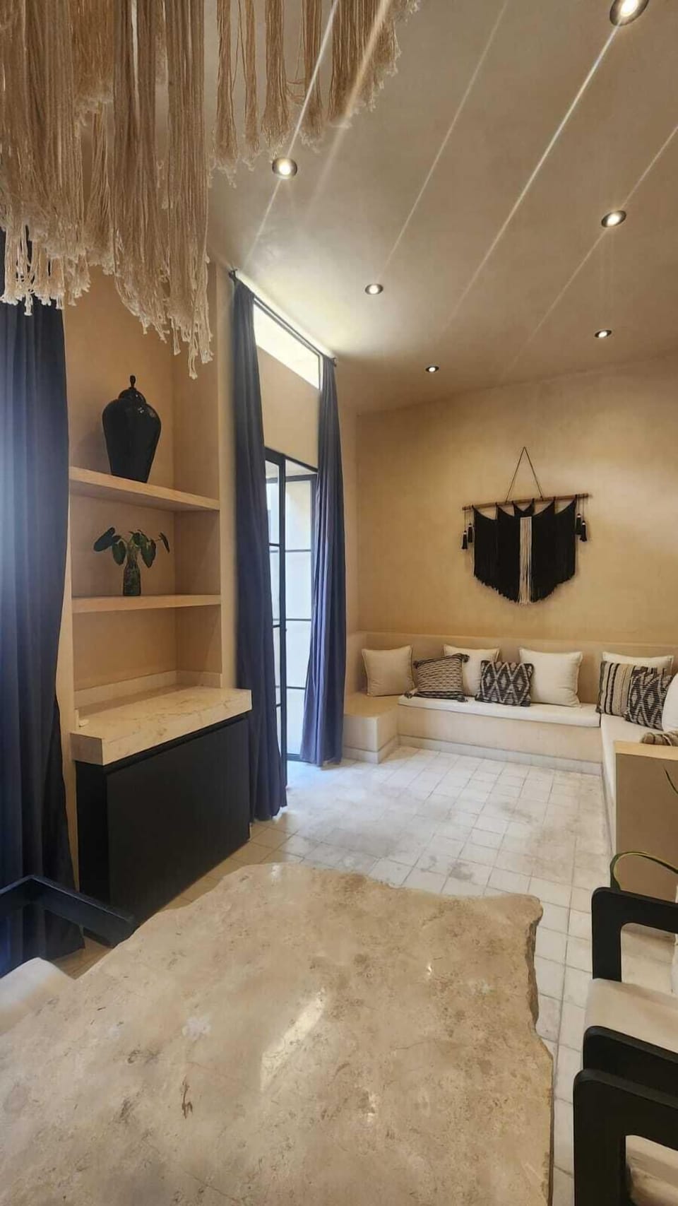 Deluxe Suite | Living area