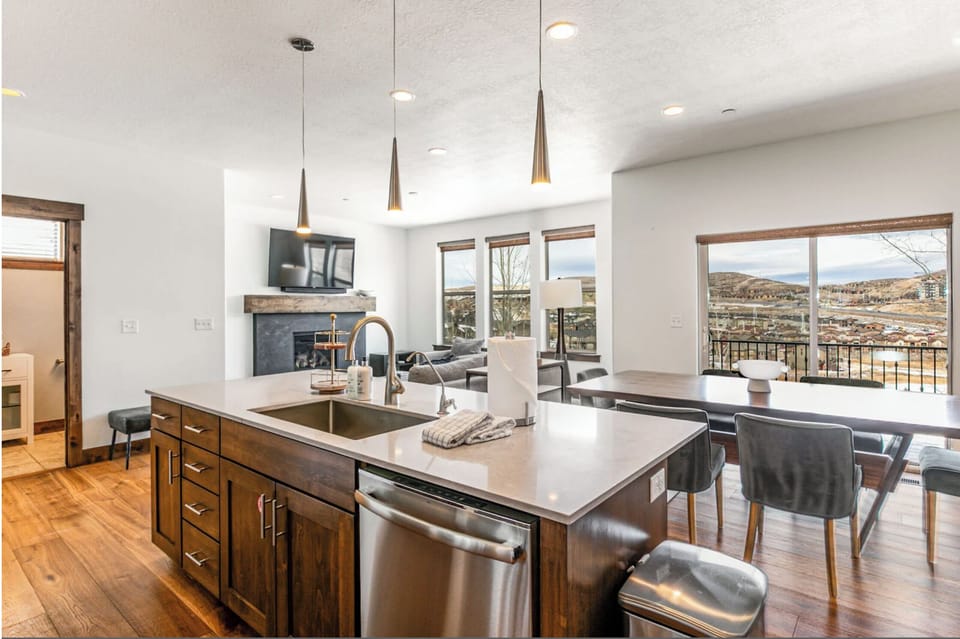 Luxury House, 4 Bedrooms | Private kitchen | Full-size fridge, microwave, oven, stovetop